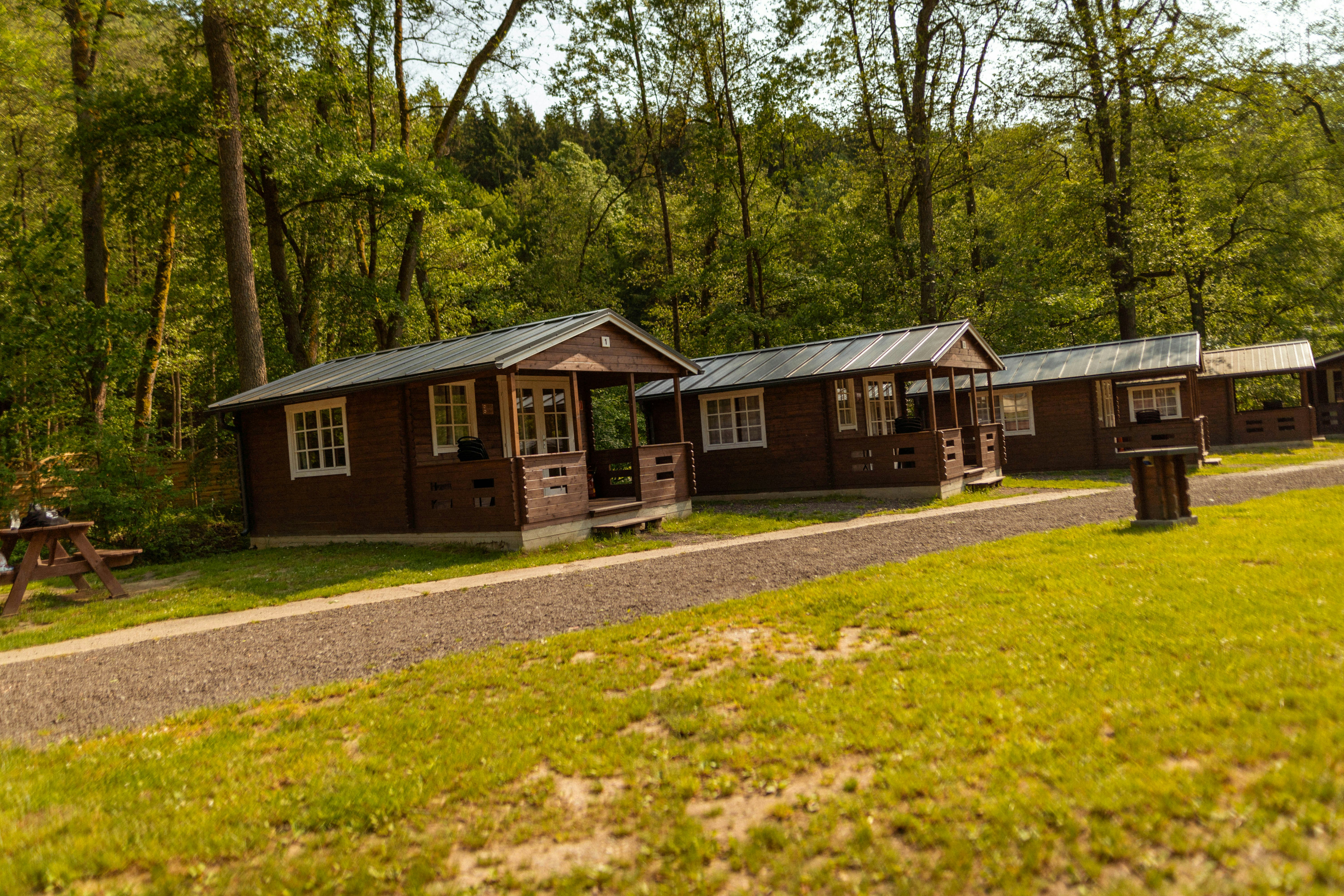Camping Manínska Tiesňava  - Mobilheime mit Terrasse auf dem Campingplatz