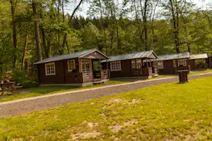Camping Manínska Tiesňava - Mobilheime mit Terrasse auf dem Campingplatz