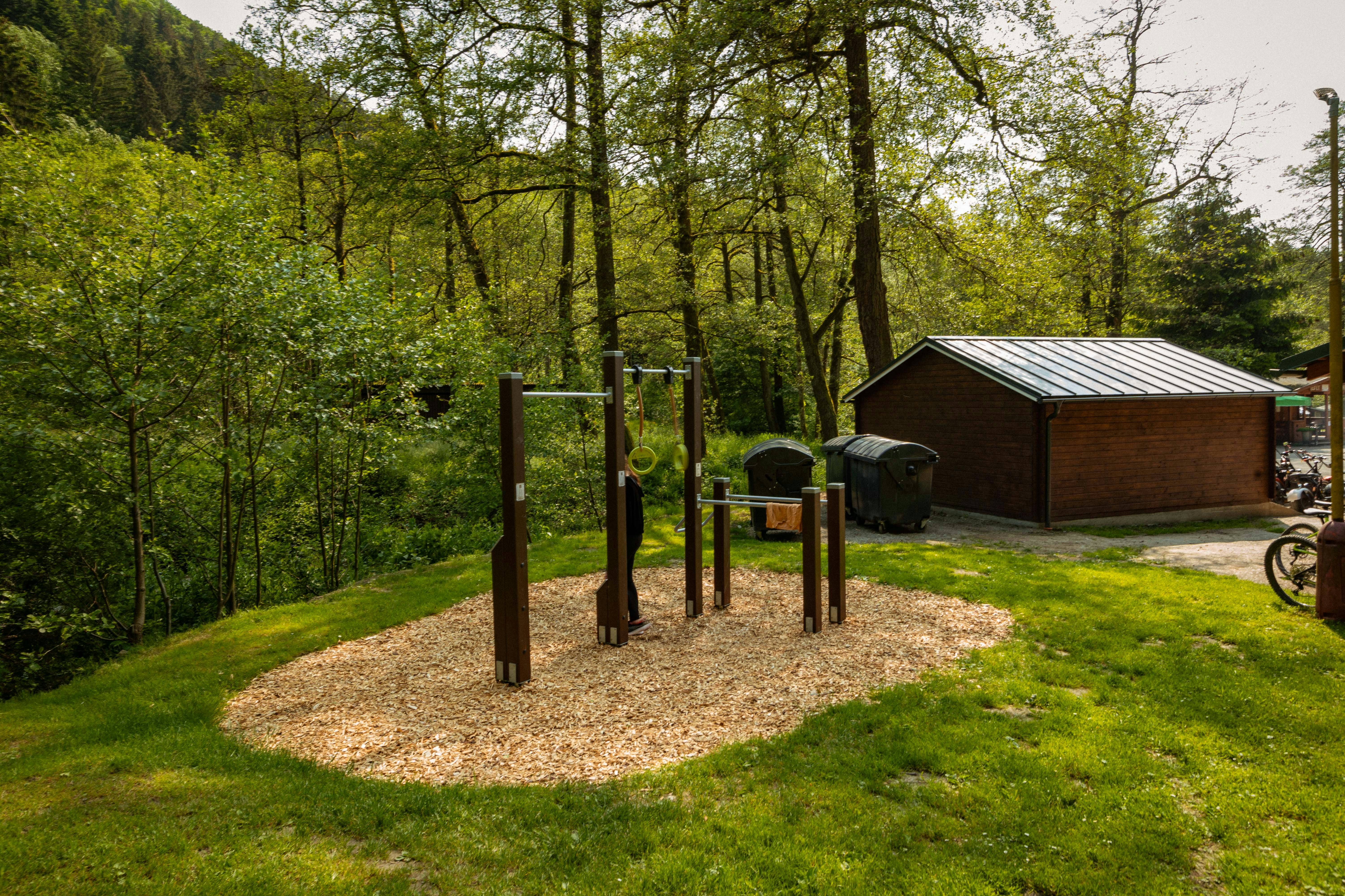 Camping Manínska Tiesňava - Fitnessgeräte im Freien auf dem Campingplatz