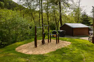 Camping Manínska Tiesňava - Fitnessgeräte im Freien auf dem Campingplatz