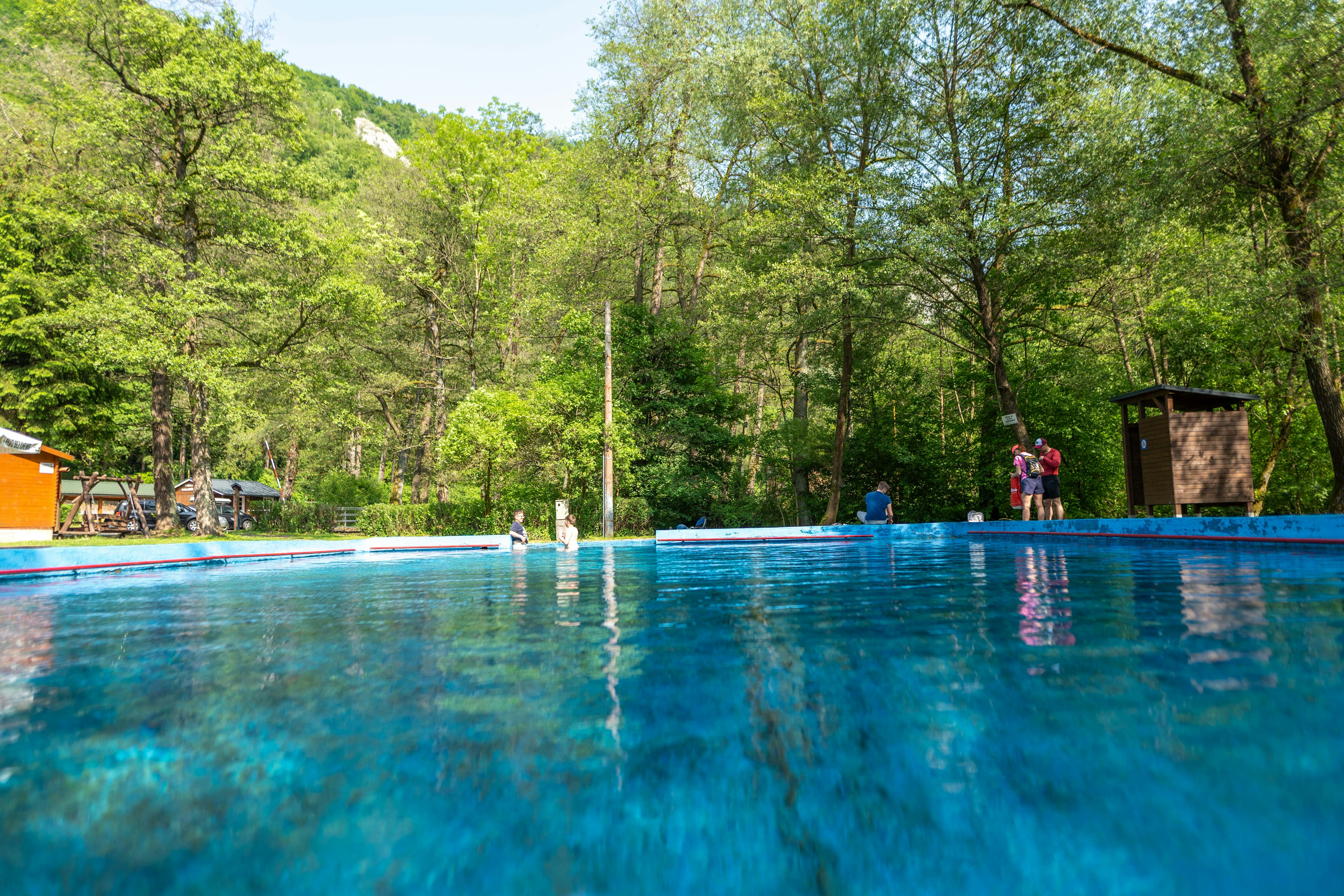Camping Manínska Tiesňava - Pool auf dem Campingplatz