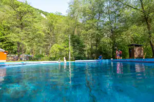 Camping Manínska Tiesňava - Pool auf dem Campingplatz
