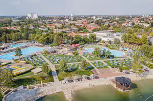 Autokemping Thermalpark - Luftaufnahme des Campingplatzes mit Wasserpark