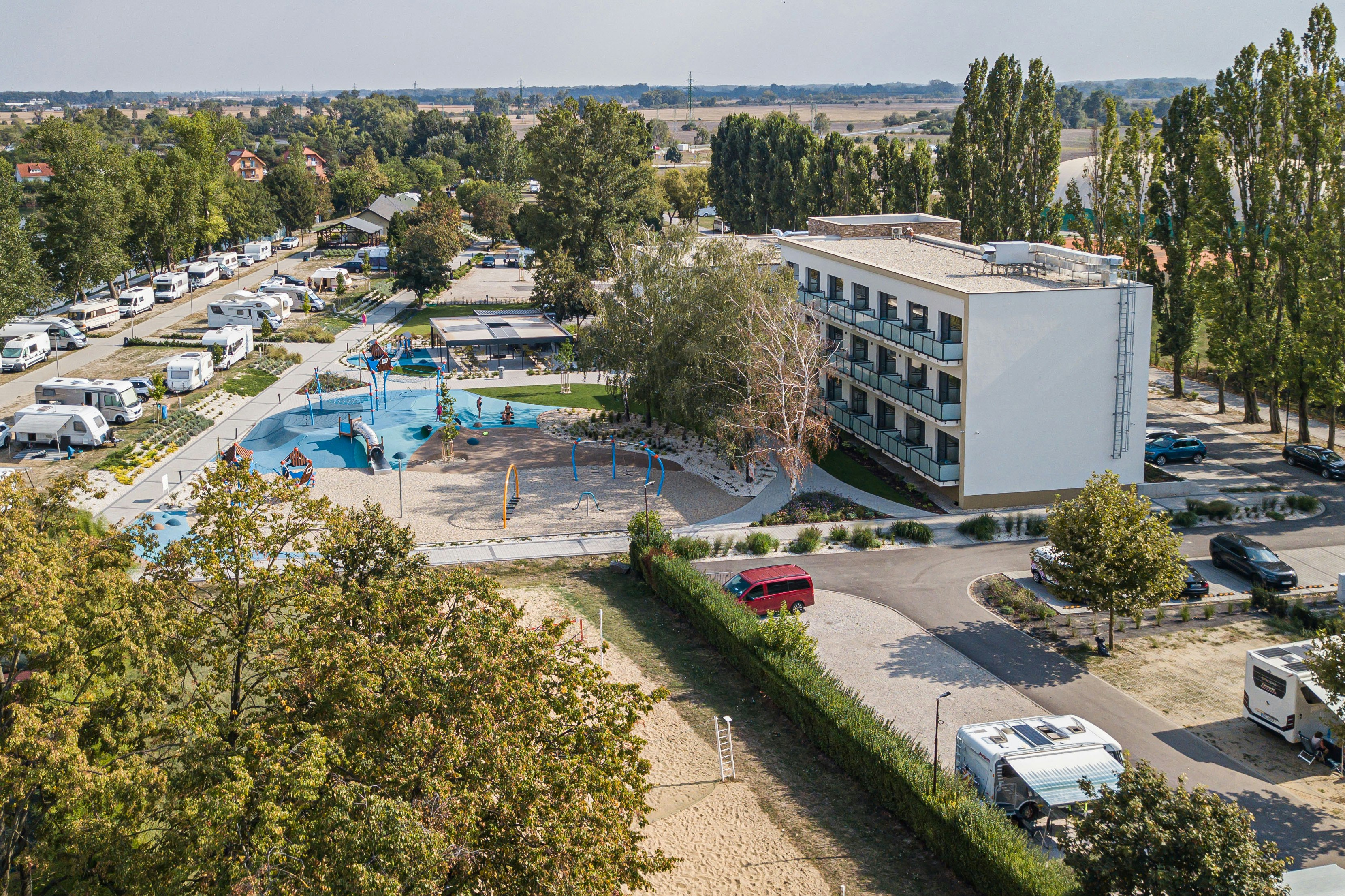 Autokemping Thermalpark - Blick auf den Campingplatz mit Freibad