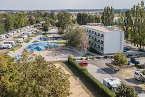 Autokemping Thermalpark - Blick auf den Campingplatz mit Freibad
