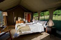 Aux Lodges du Mas de Nadal - Lodge mit Doppelbett auf dem Campingplatz