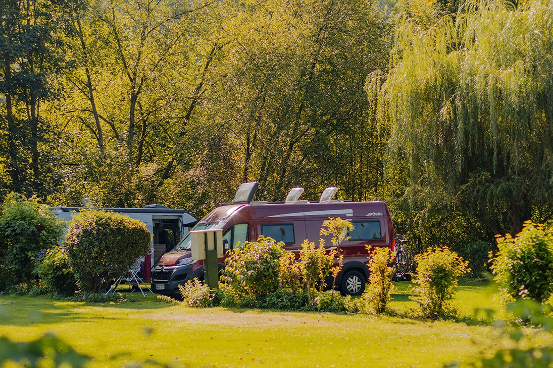AZUR Campingpark Altmühltal - Standplätze im Grünen auf dem Campingplatz