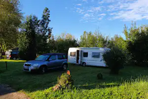 AZUR Campingpark Ellwangen a. d. Jagst Natur & City Camping Ellwangen - Stellplätze im Schatten der Bäume auf dem Campingplatz