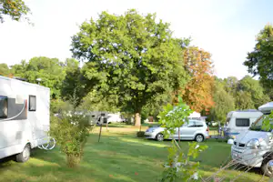 Natur & City Camping Ellwangen - Wohnmobil- und Wohnwagenstellplätze auf der Wiese auf dem Campingplatz