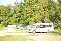 Natur & City Camping Ellwangen - Wohnmobil- und  Wohnwagenstellplätze umringt von Wald