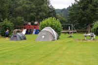 Campingpark Kirchzell  - Tischtennis und Spielplatz vom Campingplatz auf dem Stellplatz auf grüner Wiese