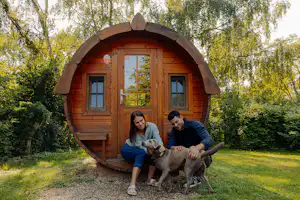 AZUR Campingpark Regensburg - Camper mit Hund vor einem Schlaffass
