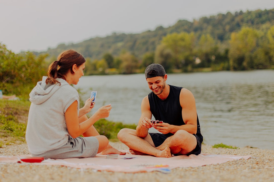 AZUR Campingpark Regensburg - Camper sitzen am Badestrand