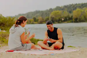 AZUR Campingpark Regensburg - Camper sitzen am Badestrand