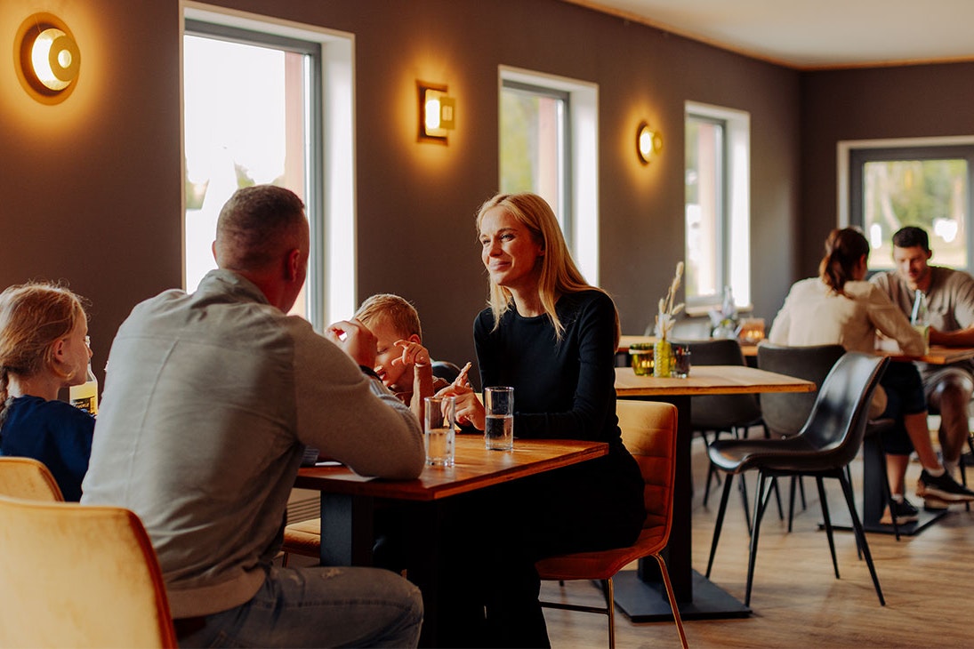 AZUR Rosencamping Schwäbische Alb - Familie beim Essen im Restaurant auf dem Campingplatz