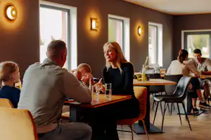 AZUR Rosencamping Schwäbische Alb - Familie beim Essen im Restaurant auf dem Campingplatz