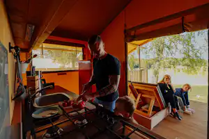 AZUR Rosencamping Schwäbische Alb - Familie beim kochen in einer Nature Lodge