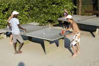 AZUR Sportcamping Rio Vantone - Kinder spielen an Tischtennisplatten des Campingplatzes
