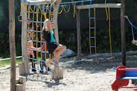 AZUR Sportcamping Rio Vantone - Klettergerüst auf dem Kinderspielplatz mit spielenden Kindern