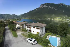 AZUR Sportcamping Rio Vantone - Luftaufnahme von Gebäuden des Campingplatzes und den Swimmingpool
