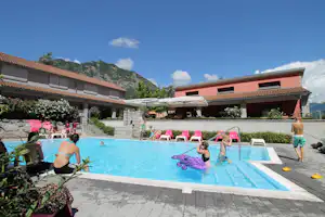 AZUR Sportcamping Rio Vantone - Swimmingpool auf dem Campingplatz mit Sonnenliegen im Hintergrund
