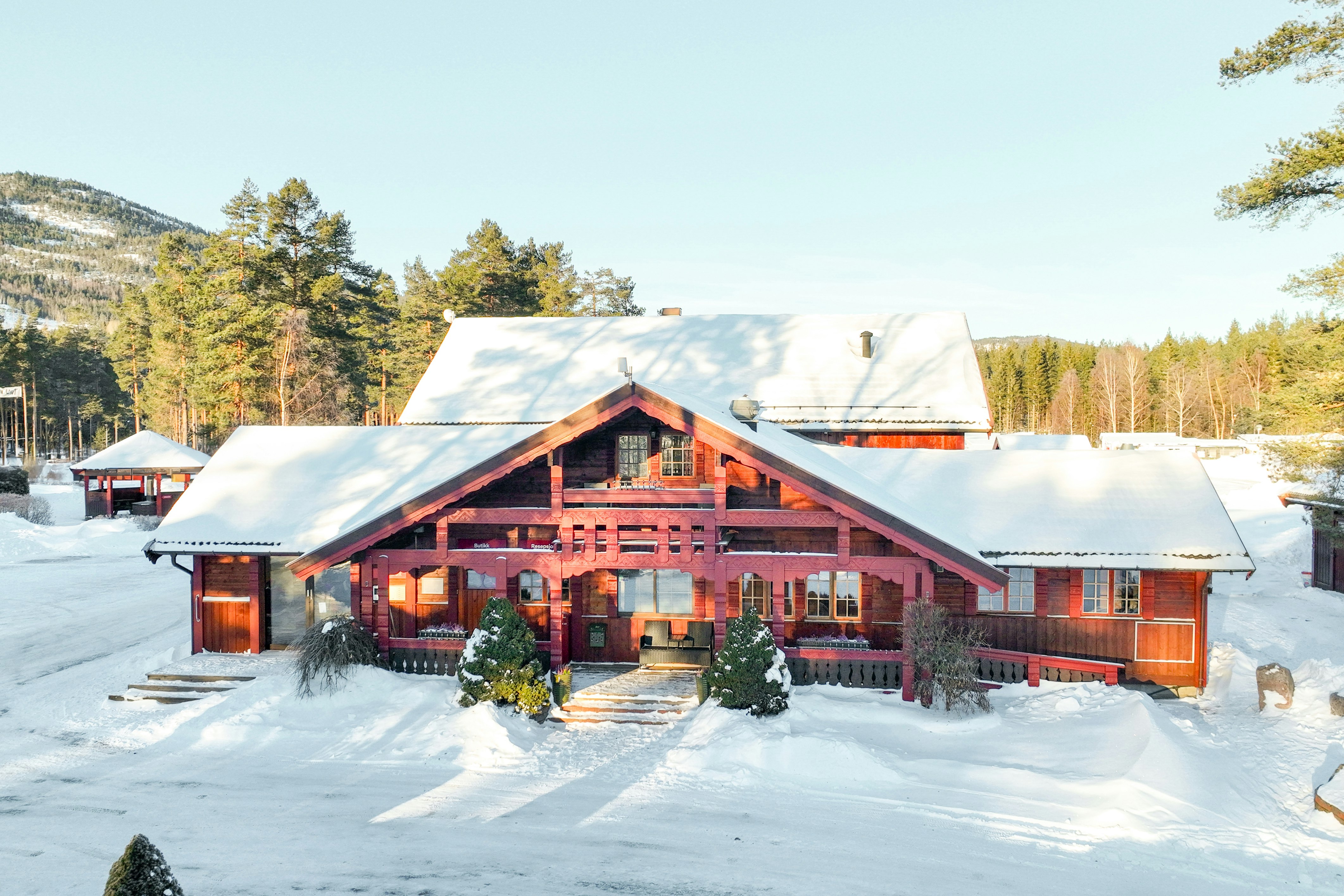 First Camp Bø - Telemark  Bø Camping  - Blick auf das Servicegebäude im Winter