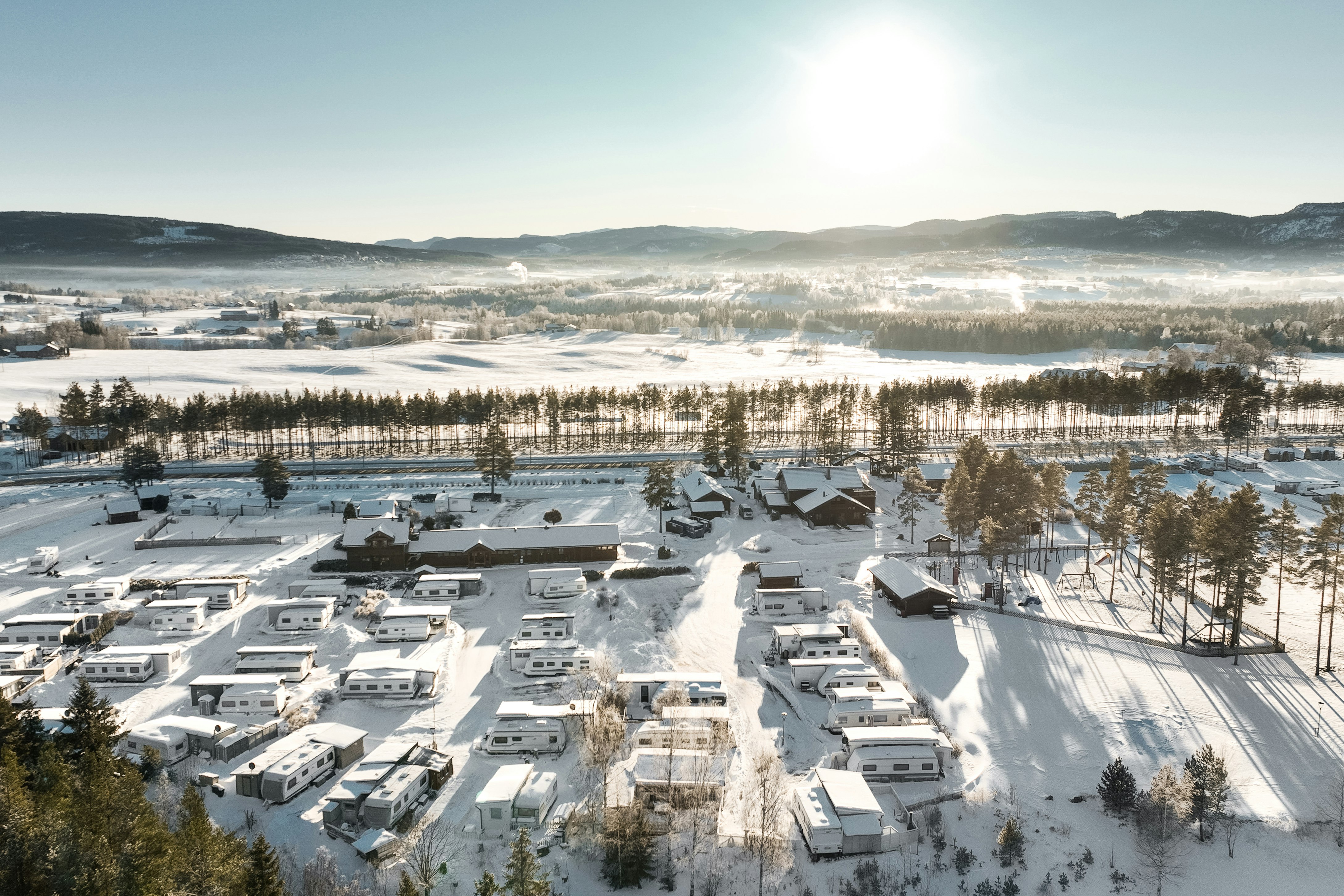 First Camp Bø - Telemark  Bø Camping  - Luftaufnahme des Campingplatzes im Winter
