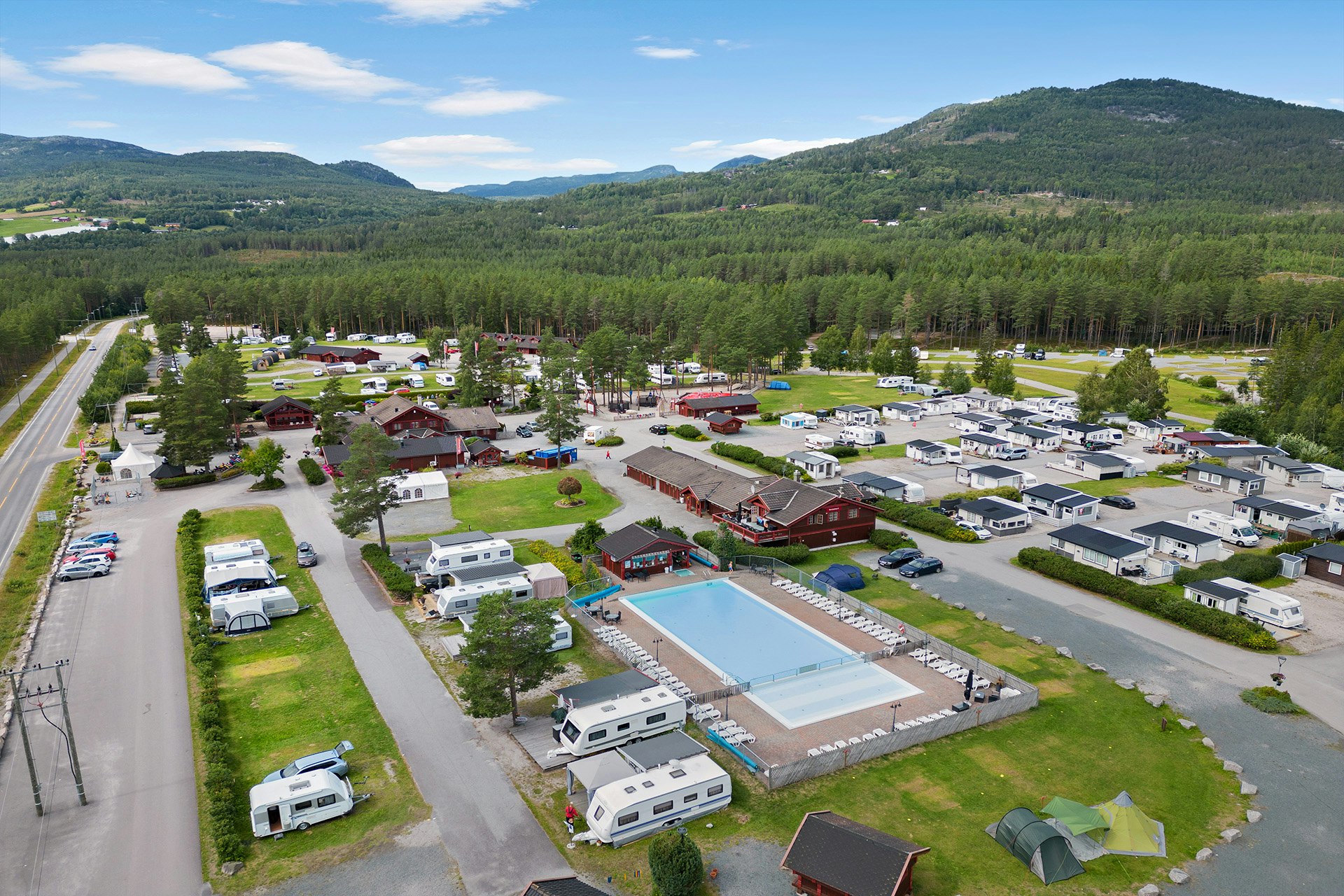 First Camp Bø - Telemark  Bø Camping  - Luftaufnahme des Campingplatzes mit Pool im Freien