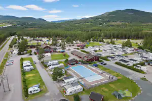 First Camp Bø - Telemark Bø Camping - Luftaufnahme des Campingplatzes mit Pool im Freien