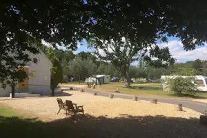 Back of Beyond Touring Park - Ein Sanitärgebäude von aussen mit Stellplätzen dahinter