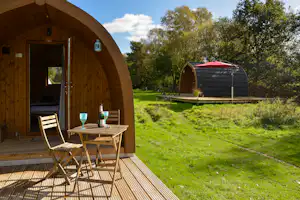 Back of Beyond Touring Park - Glamping Pods mit Veranden und Sonnenschirm