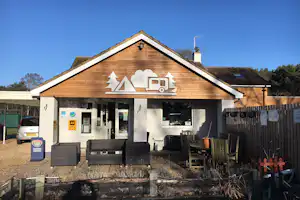 Back of Beyond Touring Park - Rezeption und Geschäft des Campingplatzes