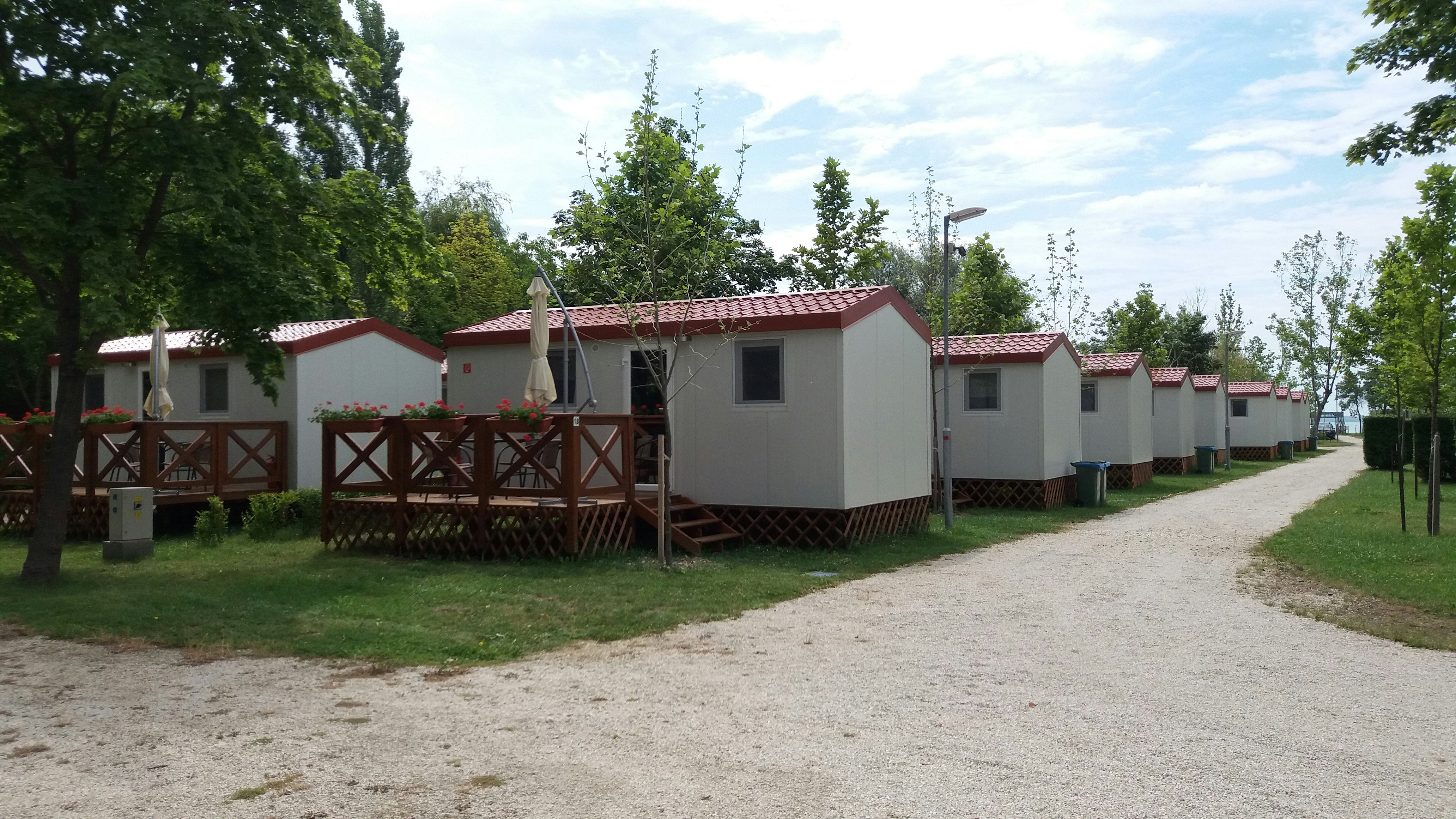 Badacsony Camping - Blick auf zahlreihe Mobilheime mit Terrassen