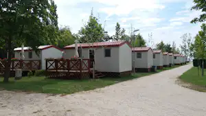 Badacsony Camping - Blick auf zahlreihe Mobilheime mit Terrassen