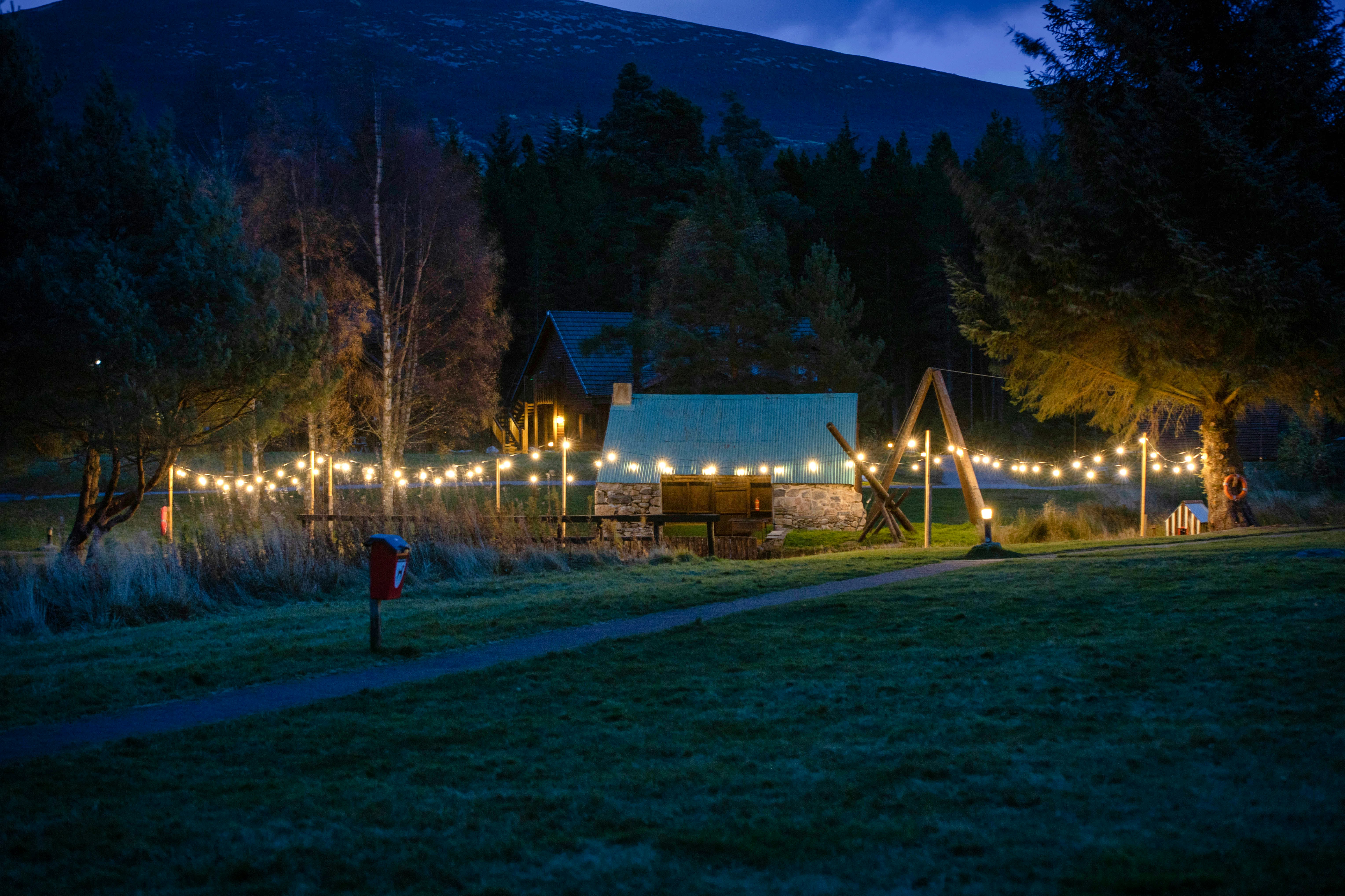 Badaguish lodges, Wigwams and Camping - Blick auf den gemütlich beleuchteten Campingplatz bei Nacht