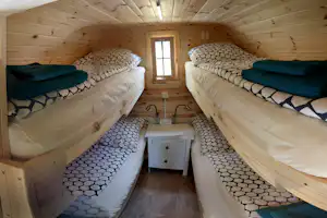Bären-Camp - Ansicht vom Schlafbereich im Mobilheim auf dem Campingplatz