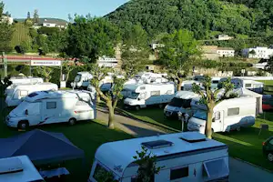 Bären-Camp - Stellplatz vom Campingplatz auf grüner Wiese an der Mosel