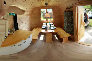 Bären-Camp - Esstisch und Küche Mobilheim vom Campingplatz