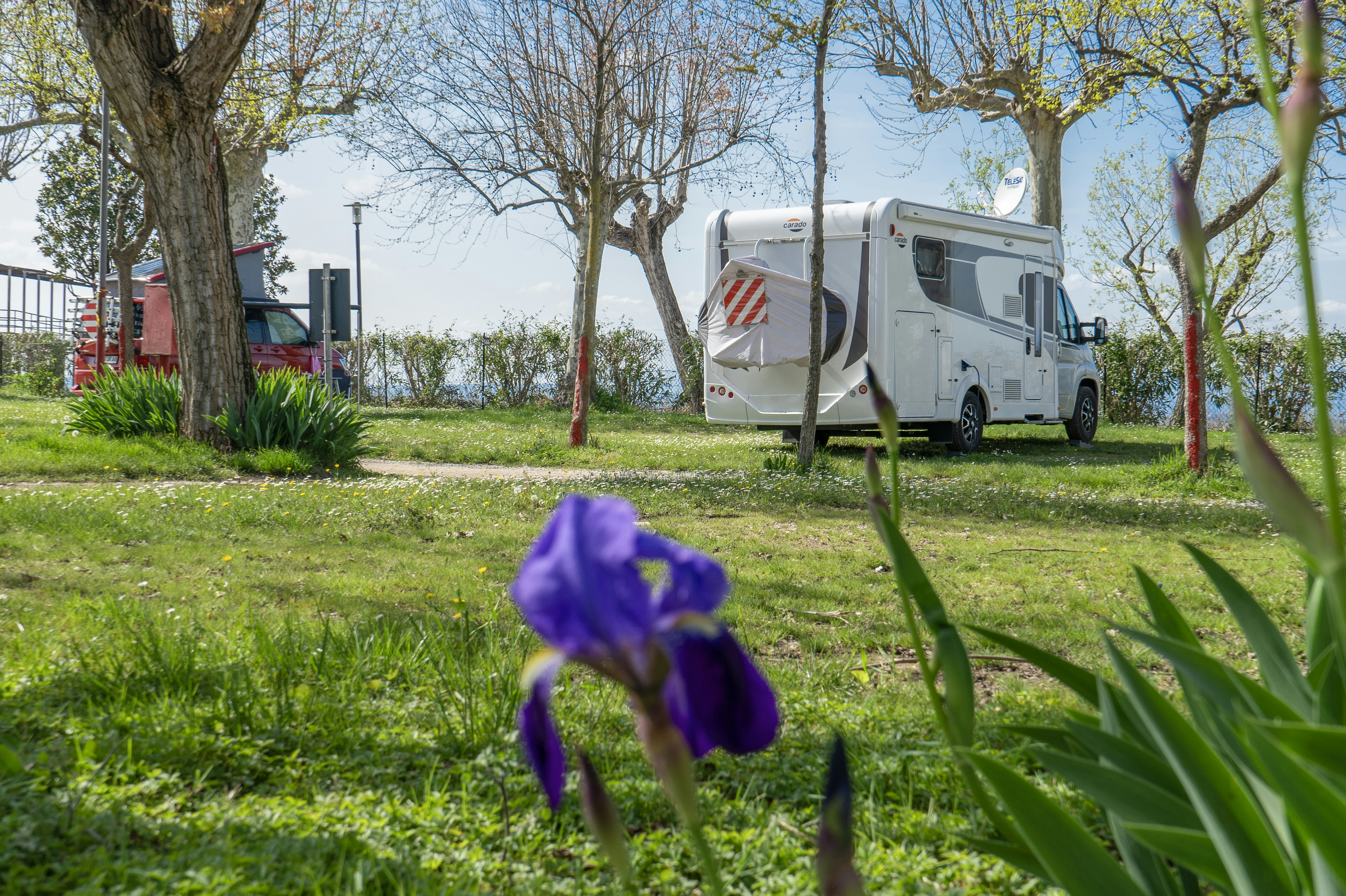 Baia Holiday Romantica a Lago - Standplätze im Grünen auf dem Campingplatz