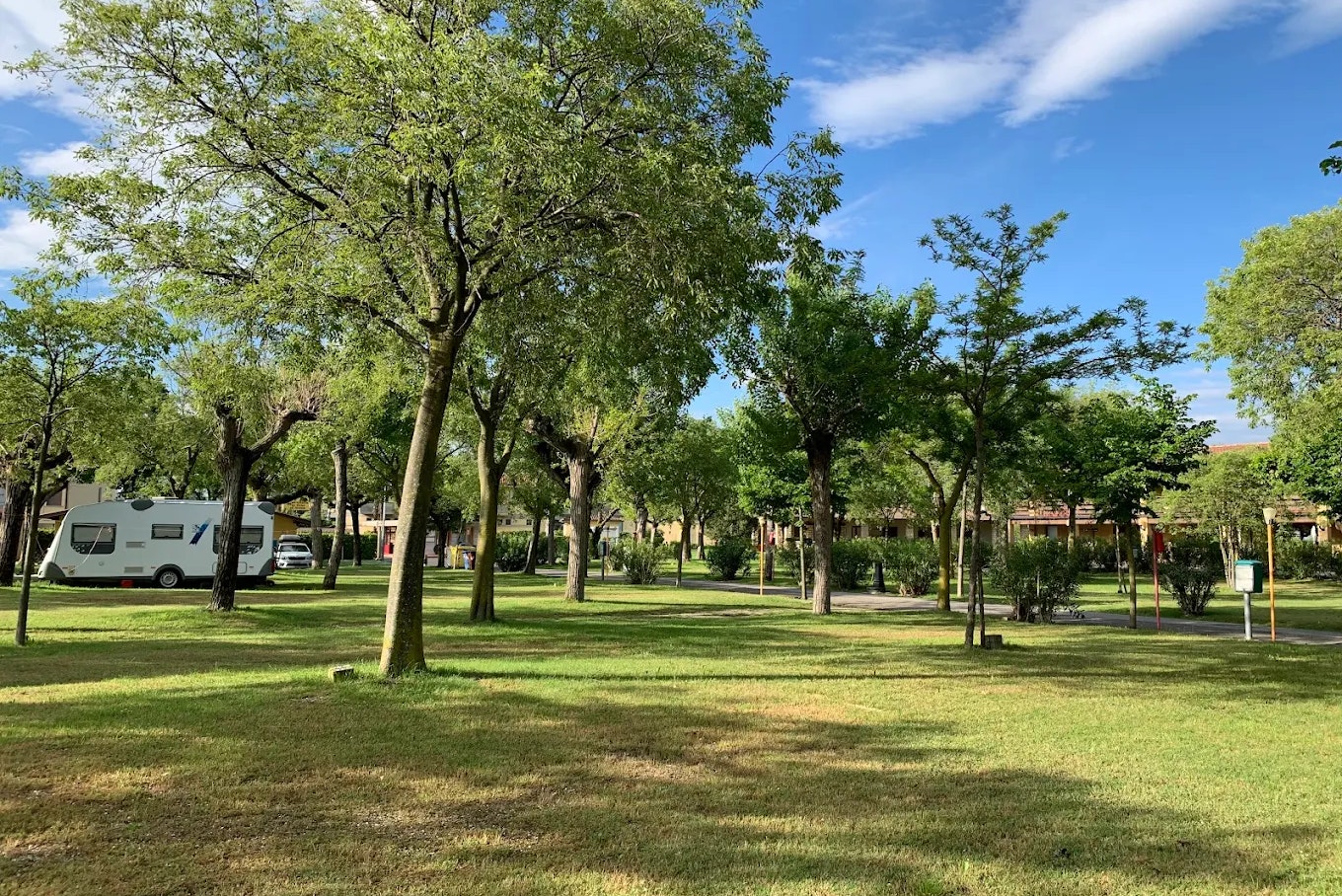 Baia Holiday Romantica a Lago - Standplätze zwischen den Bäumen auf dem Campingplatz