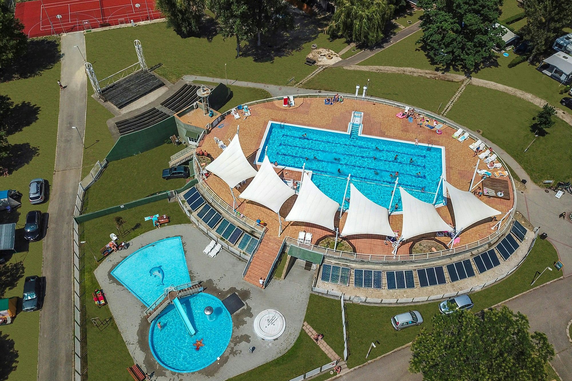 Balatontourist Camping & Bungalows Füred  Balatontourist Camping Füred - Luftaufnahme des Freibades mit Kinderbereich