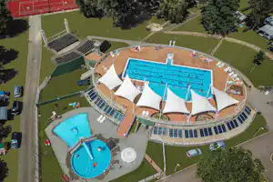 Balatontourist Camping & Bungalows Füred Balatontourist Camping Füred - Luftaufnahme des Freibades mit Kinderbereich