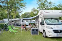 Balatontourist Camping&Bungalows Füred - Wohnmobil- und  Wohnwagenstellplätze im Schatten der Bäume
