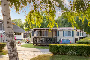 Balatontourist Camping Füred - Mobilheime mit Terrasseauf dem Campingplatz