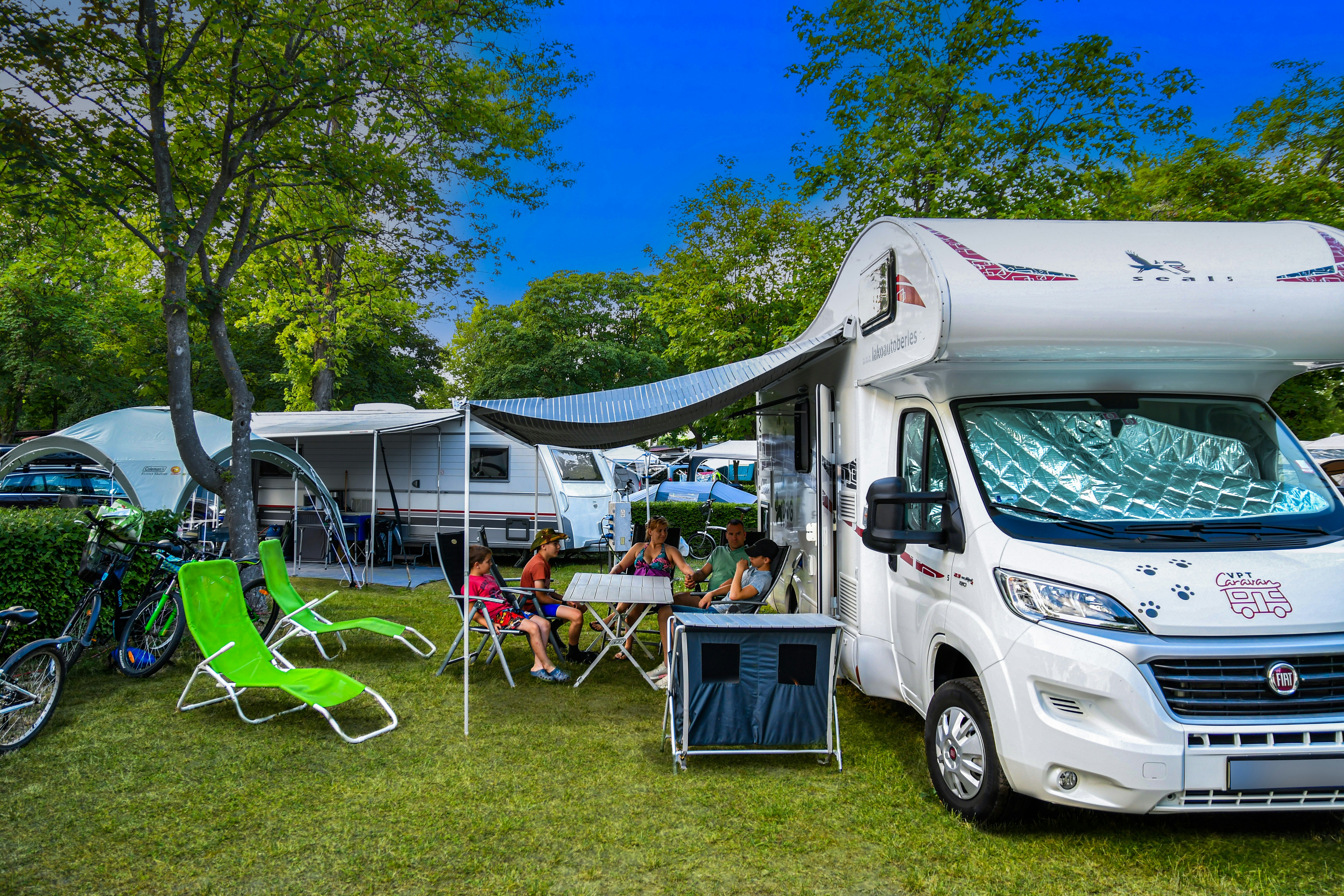 Balatontourist Camping Füred - Blick auf die Standplätze auf der Wiese