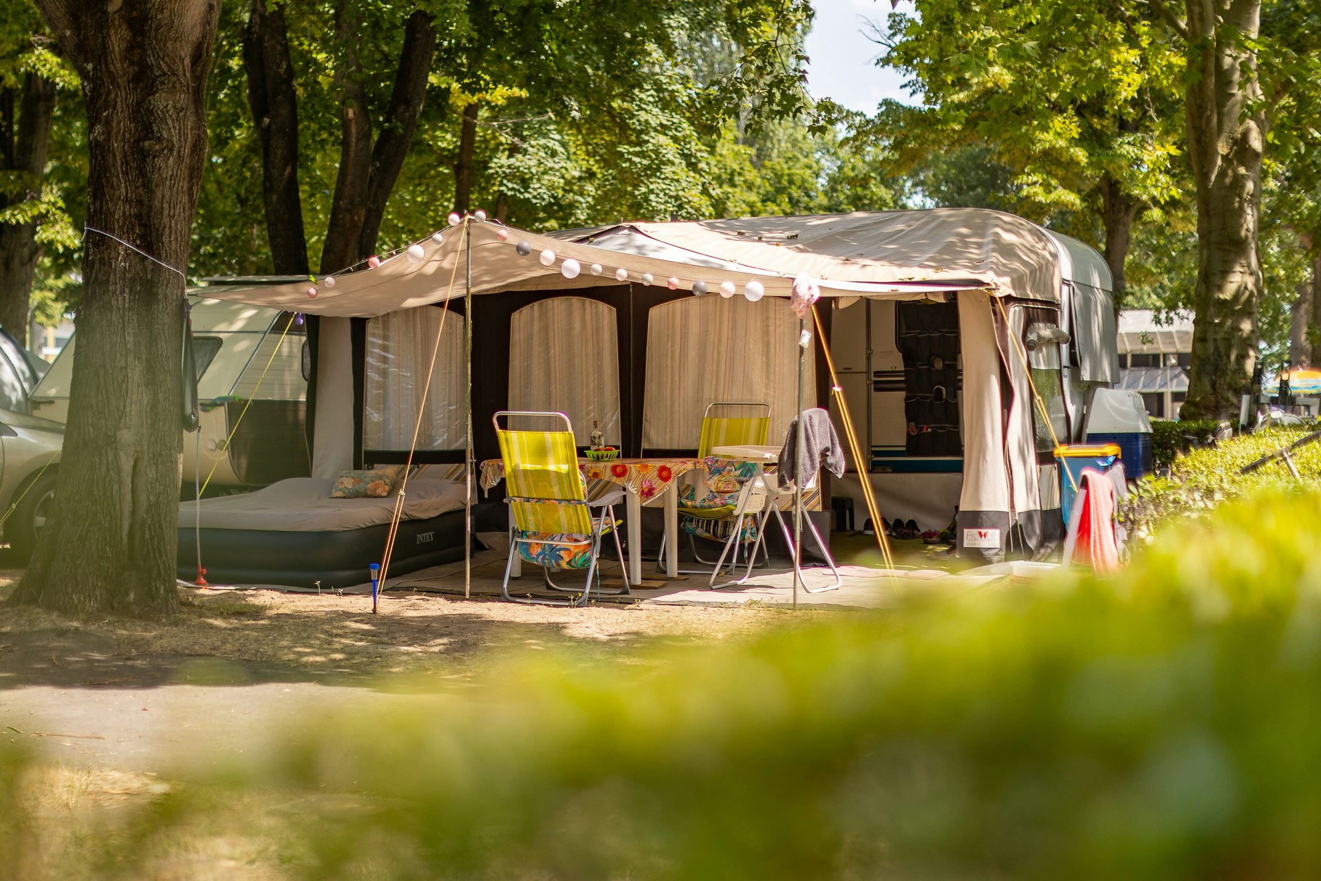 Balatontourist Camping Füred - Standplatz zwischen den Bäumen auf dem Campingplatz