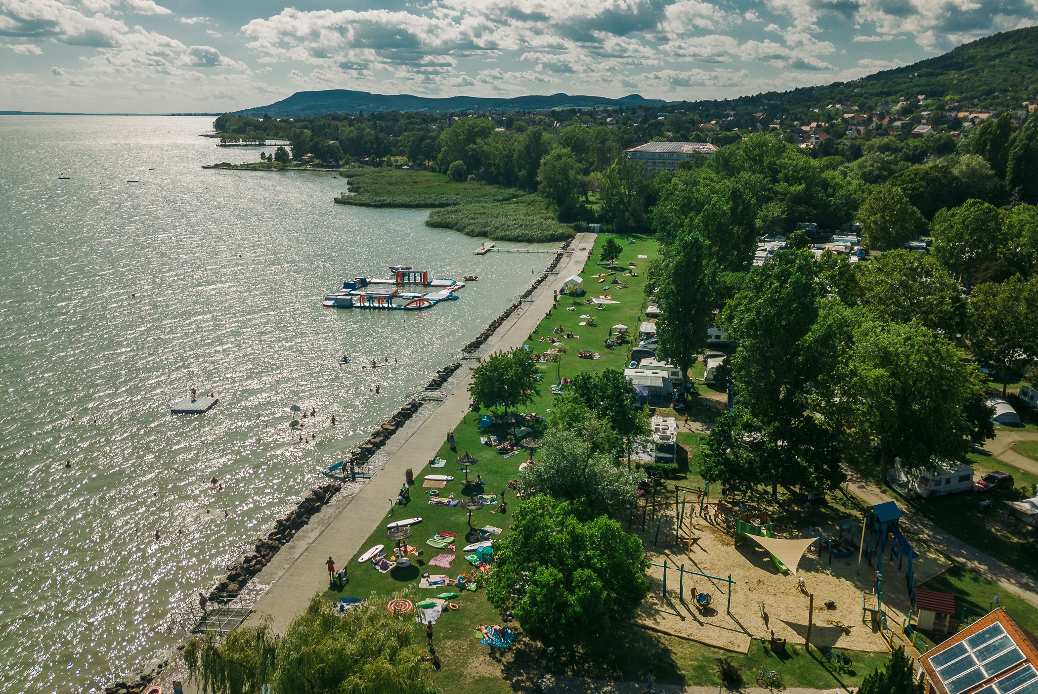 Balatontourist Camping Napfény  - Campingplatz am Balaton aus der Vogelperspektive