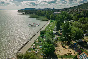 Balatontourist Camping Napfény - Campingplatz am Balaton aus der Vogelperspektive