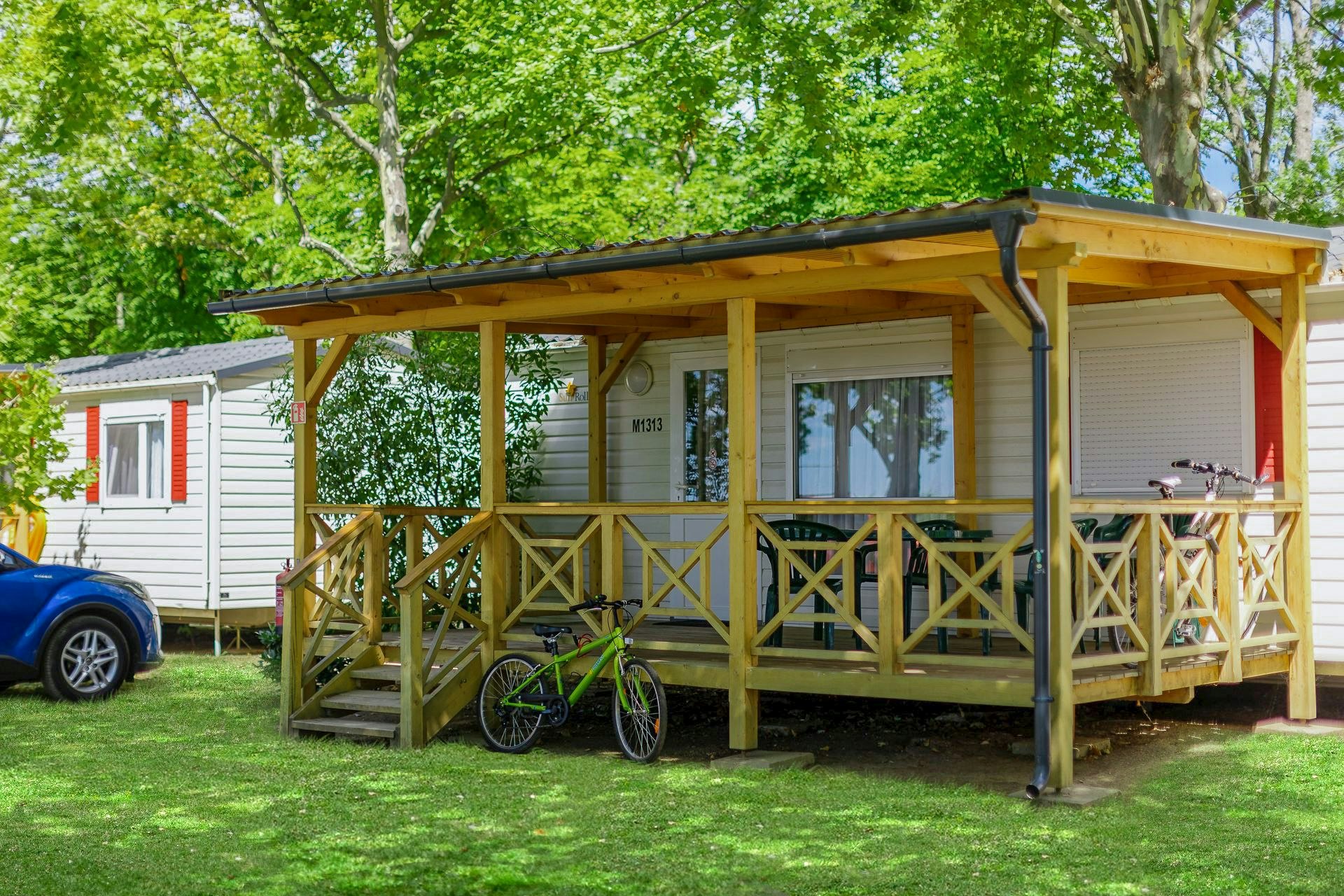 Balatontourist Camping Napfény  - Mobilheim mit Terrasse auf dem Campingplatz