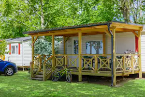 Balatontourist Camping Napfény - Mobilheim mit Terrasse auf dem Campingplatz